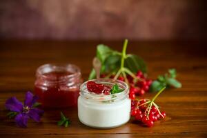 beredd hemlagad yoghurt med viburnum sylt och viburnum . foto