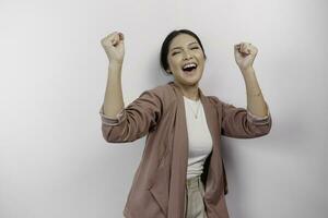 en ung asiatisk kvinna anställd med en Lycklig framgångsrik uttryck bär cardigan isolerat förbi vit bakgrund foto