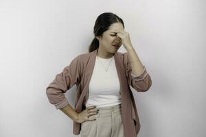 en ledsen asiatisk kvinna anställd bär cardigan, utseende betonade och deprimerad, isolerat vit bakgrund. foto