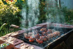 gyllene brun grillad kyckling kött är kokta på de grill utomhus foto