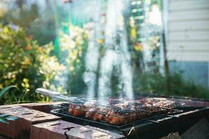 gyllene brun grillad kyckling kött är kokta på de grill utomhus foto