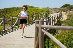 fast besluten kvinna löpning på trä- väg i landsbygden foto