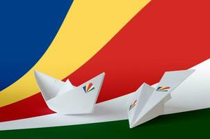 Seychellerna flagga avbildad på papper origami flygplan och båt. handgjort konst begrepp foto