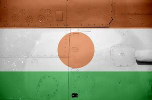 niger flagga avbildad på sida del av militär armerad helikopter närbild. armén krafter flygplan konceptuell bakgrund foto