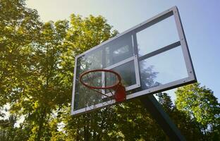 utomhus- basketboll ryggstöd med klar blå himmel foto