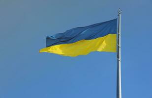 ukrainska flagga isolerat på de blå himmel med klippning väg. stänga upp vinka baner av ukraina. lång flagga symbol av Ukraina, europeisk Land foto