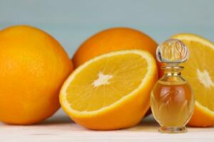olja väsen flaska med citrus- extrakt. selektiv fokus. spa dag, begrepp av friskhet olja flaska med citron- kalk och orange foto
