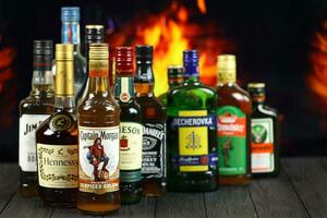 Kiev, ukraina - Maj 4, 2022 många ny flaskor av över hela världen populär alkohol märken av whisky cognac foto