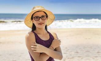 Söt kvinna med hatt på de strand, porträtt av latin flicka med hatt på de strand foto