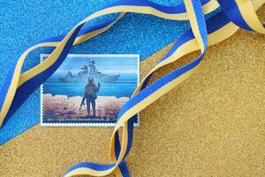 Kiev, ukraina - Maj 4, 2022 känd ukrainska souvenir med ryska örlogsfartyg och ukrainska soldat foto