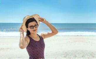 kvinna i hatt Lycklig på de strand, Lycklig Söt ung kvinna på semester, semester begrepp foto