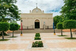 skön kyrka i en parkera med en trädgård och träd. nagarote parkera katolik kyrka. nicaragua, se av en kyrka i en skön central parkera på en solig dag. foto