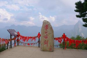 stenmontering i det heliga taoistberget berget huashan i Kina foto