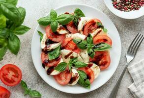 caprese sallad med tomater, mozzarella och basilika. foto