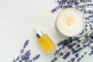 lavendel- spa. lavendel- naturlig grundläggande olja, aromatisk ljus och färsk lavendel- foto