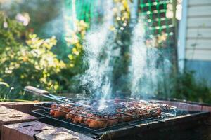 gyllene brun grillad kyckling kött är kokta på de grill utomhus foto