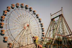 närbild av flerfärgad jätte hjul under Dussehra mela i delhi, Indien. botten se av jätte hjul gunga. pariserhjul med färgrik hytter under dag tid. foto