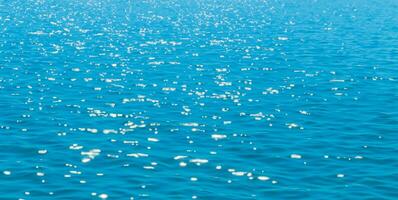 skön suddig naturlig blå bakgrund med slingor på de vatten. de begrepp av sommar högtider på hav. ai generativ foto