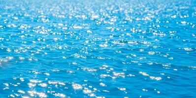 skön suddig naturlig blå bakgrund med slingor på de vatten. de begrepp av sommar högtider på hav. ai generativ foto