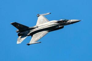 grekiska luft tvinga lockheed f-16 stridande falk kämpe jet plan flygande. flyg och militär flygplan. foto