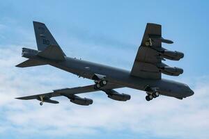 b-52 militär bombplan jet plan på luft bas. strategisk luft tvinga flyg drift. flyg och flygplan. luft försvar. militär industri. flyga och flygande. foto