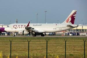 qatar luftvägarna flygbuss a320 passagerare plan på flygplats. flyg och flygplan. luft transport och resa. flyga och flygande. foto