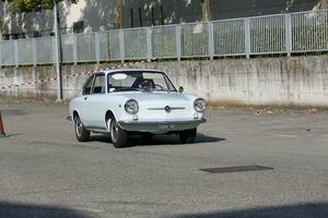 bibbianoreggio emilia Italien 07 15 2015 fri samling av årgång bilar i de stad fyrkant fiat 850 kupé. hög kvalitet Foto