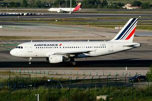 luft Frankrike passagerare plan på flygplats. schema flyg resa. flyg och flygplan. luft transport. global internationell transport. flyga och flygande. foto