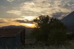 solnedgång på de abruzzo kullar i Italien med gammal verktyg skjul foto