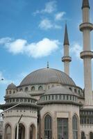 de kupol av en moské mot blå himmel i istanbul foto