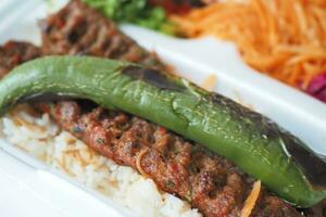 kebab, traditionell turkiska kött mat med sallad på en tallrik . foto