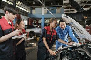 manlig professionell bil- handledare råder och inspekterar svart kvinna mekaniker arbetstagare handla om flytande motor olja på bil garage, service underhåll, och fixering specialist yrken bil industri. foto