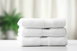 staplade mjuk handdukar på vit tabell i badrum. generativ ai foto