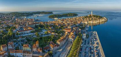 Drönare bild av de historisk kroatisk kust stad av rovinj under soluppgång foto
