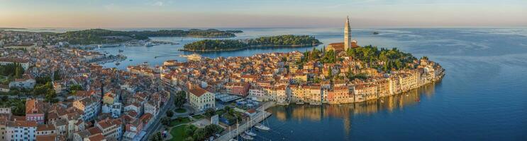 Drönare bild av de historisk kroatisk kust stad av rovinj under soluppgång foto