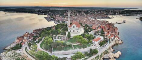 Drönare bild av de historisk kroatisk kust stad av rovinj under soluppgång foto