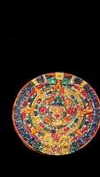 mayan kalender på mörk bakgrund foto