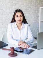 porträtt av ung kvinnlig advokat på hennes arbetsplats foto