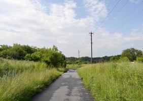 vacker tom asfaltväg på landsbygden på färgad bakgrund foto