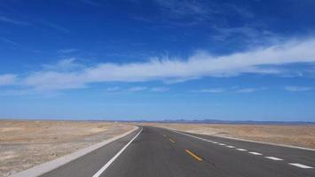 Highway Road under solig blå himmel i Dunhuang Gansu Kina. foto