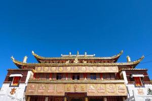 tibetanska buddistiska klostret arou da -templet i Qinghai Kina. foto