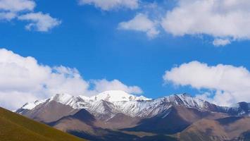blå himmel qilian fält i Qinghai Kina foto
