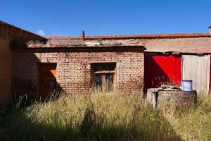 gammalt litet hus i arou da -templet i Qinghai Kina. foto