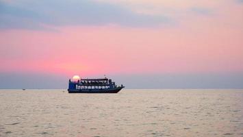 vacker solnedgång av tonle sap lake i Siem Reap, Kambodja. foto