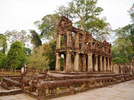 riven stenarkitektur vid preah khan -templet, siem skörd foto