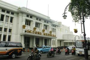 bandung stad, väst java, Indonesien. oktober 24 2023. se av Asien afrika gata i bandung stad. de dagligen företag av stad invånare. många fordon godkänd förbi på de väg foto