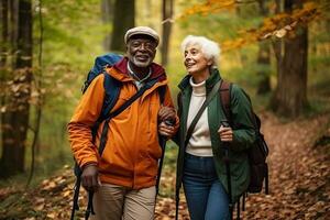 aktiva pensionerad interracial par vandring, falla säsong, utomhus. ai generativ foto