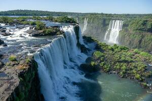 iguazu falls är en serier av vattenfall på de gräns av Brasilien och argentina foto