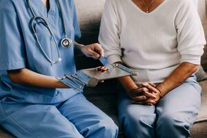 läkare och patient Sammanträde och talande på medicinsk undersökning på sjukhus kontor, närbild. terapeut fyllning upp medicin historia uppgifter. medicin och sjukvård begrepp. foto