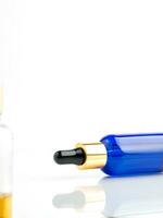 blå glas kosmetisk flaska med en dropper på en vit bakgrund. naturlig kosmetika begrepp, naturlig grundläggande olja och hud vård Produkter. kopia Plats foto